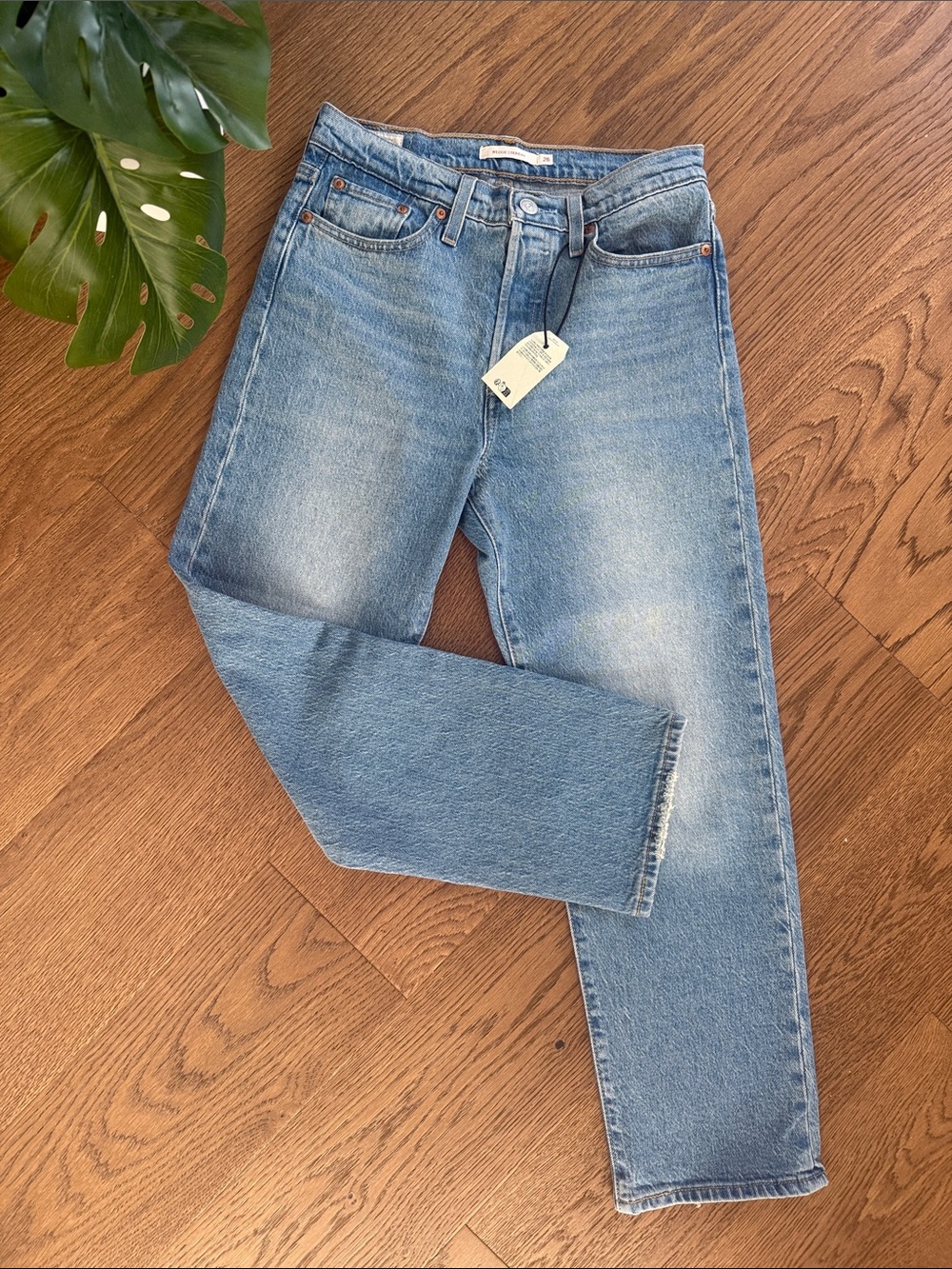 Women’s Levi’s Straight Leg Soft Jeans Light Blue Faded Wash Denim 26 (NWT)